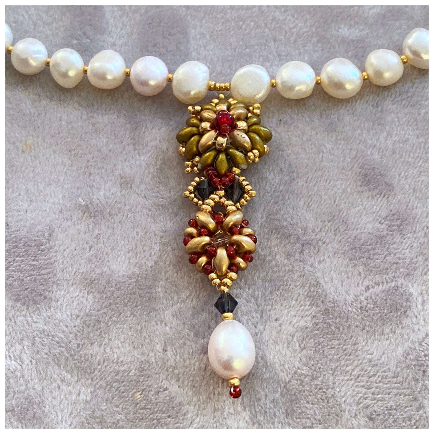 Elizabethan style necklace with cultured pearls
