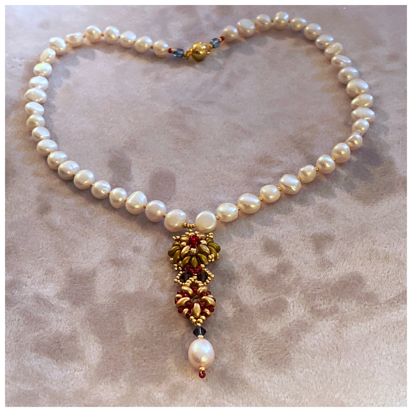 Elizabethan style necklace with cultured pearls